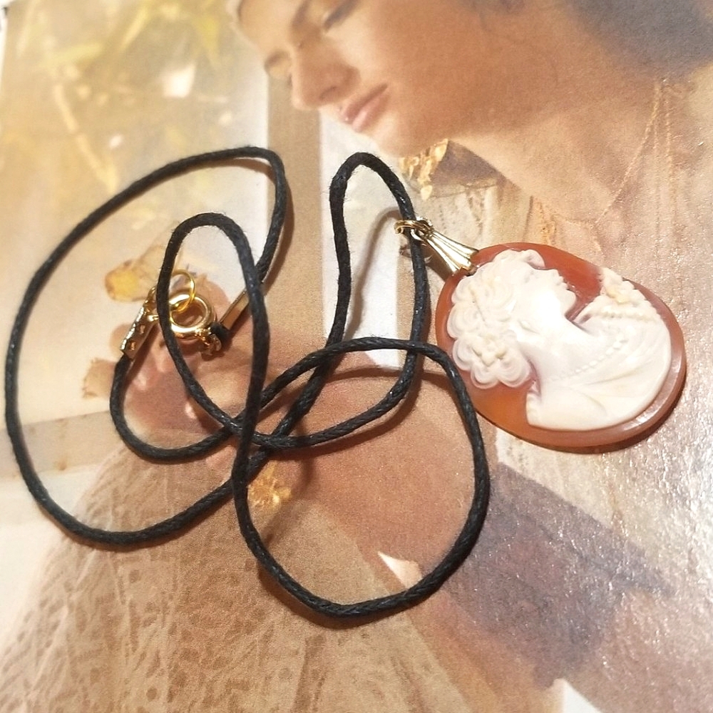 VTG Signed Genuine Shell Cameo Necklace